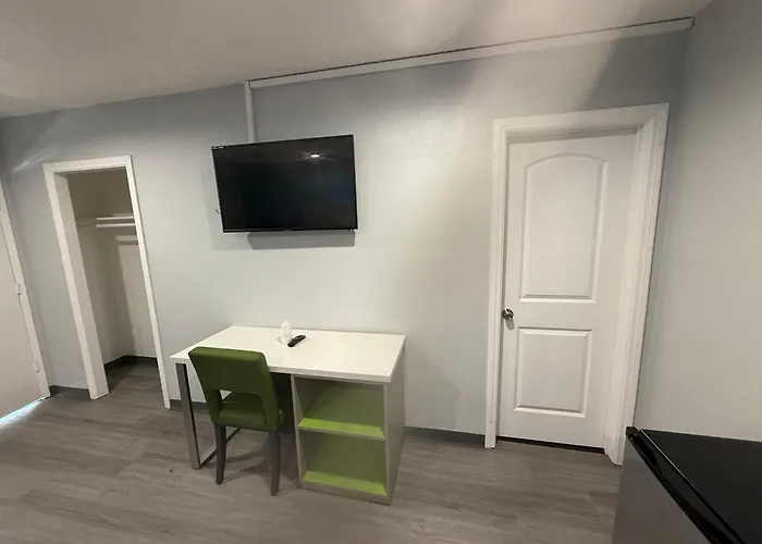 Hi-Way Host Motel
