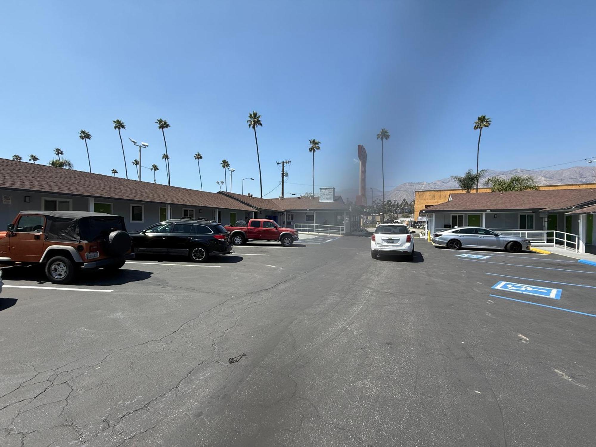 Hi-way Host Motel *