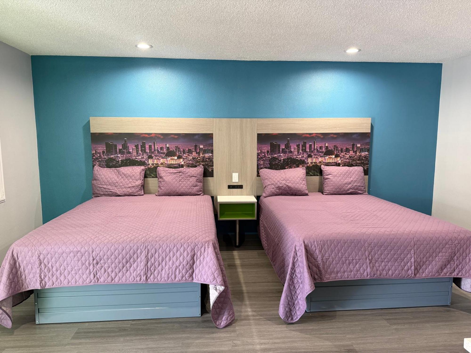 Motel Hi-way Host *