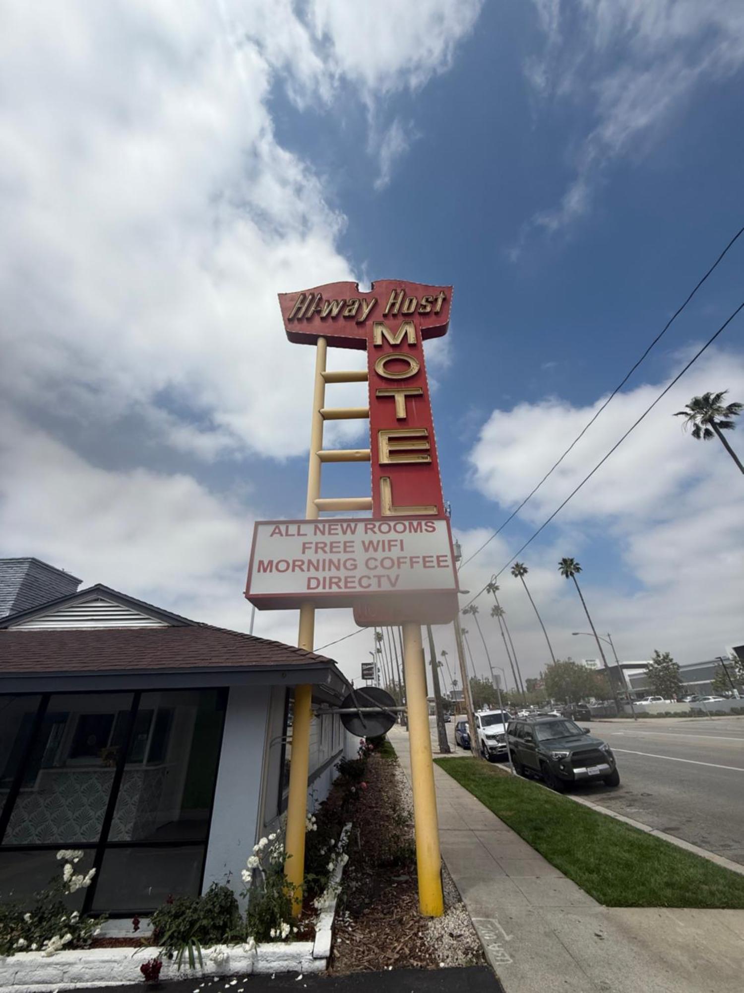 Motel Hi-way Host *