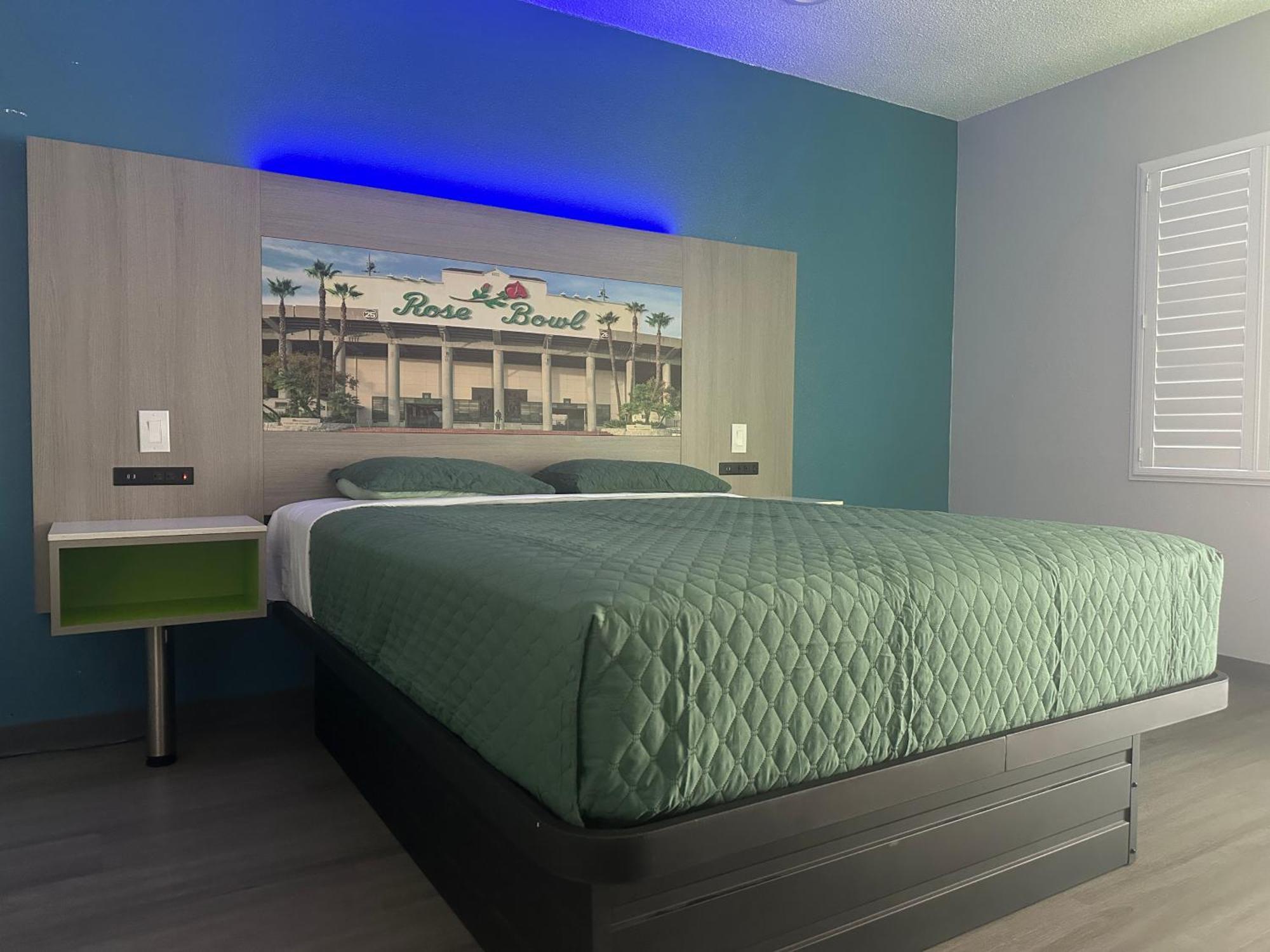 Motel Hi-way Host *