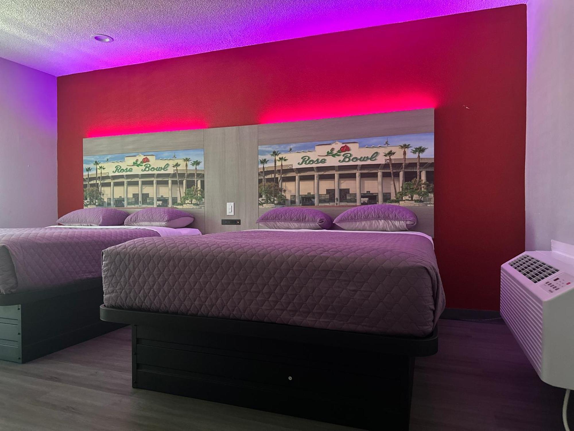 Hi-way Host Motel *