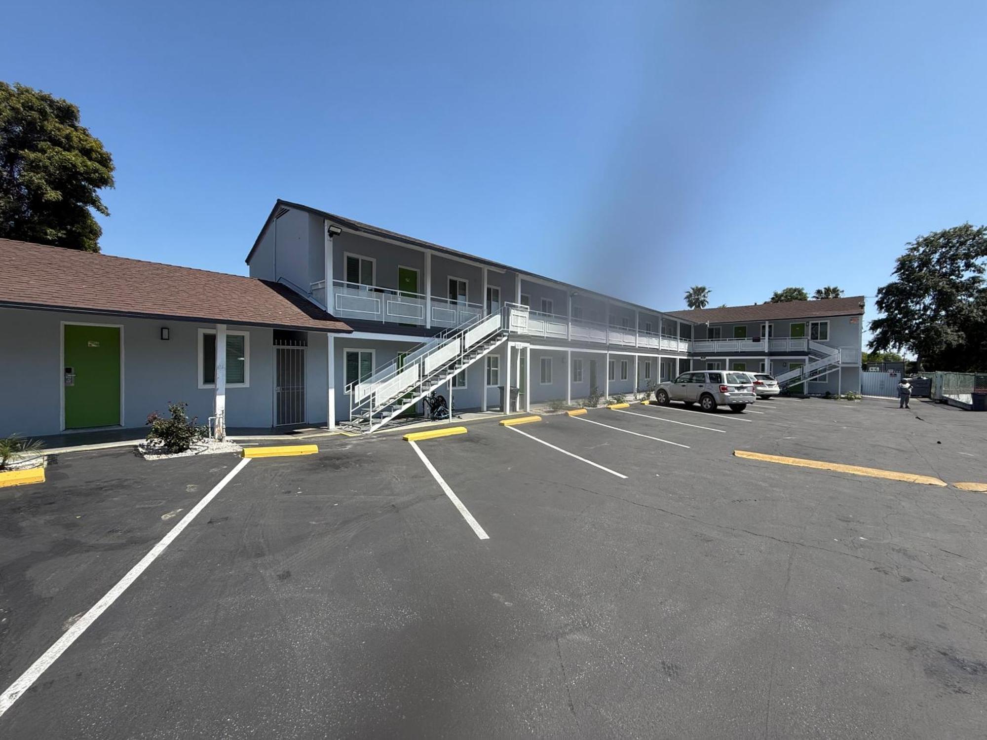 Hi-way Host Motel *