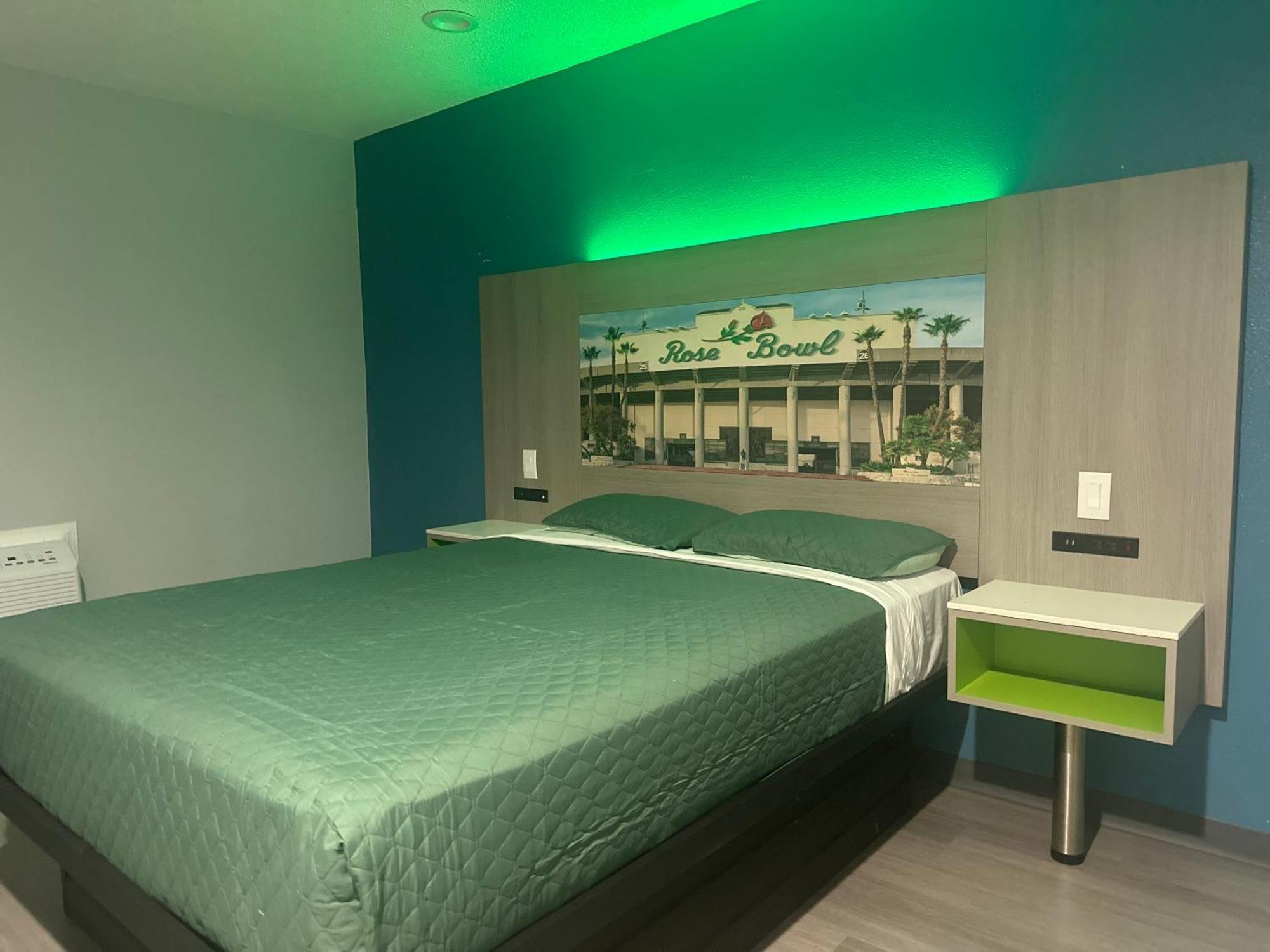 Motel Hi-way Host