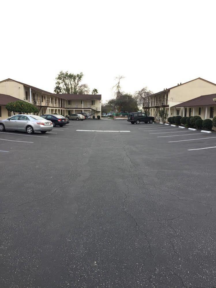 Hi-way Host Motel *